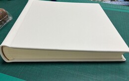 Album valge nat. nahk, klassikaline leht, 35x35 cm, 60 lk